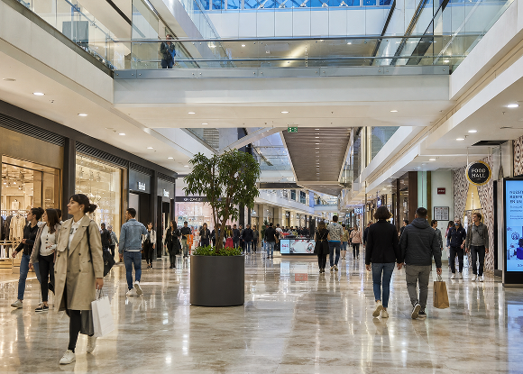 Centro comercial y espacio de conexión real CBRE